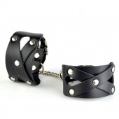 Черные кожаные наручники  Цезарь  с цепочкой на карабинах - Sitabella - купить с доставкой в Копейске
