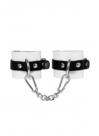 Бело-черные кожаные наручники с одним ремешком с люверсами - Pecado - купить с доставкой в Копейске