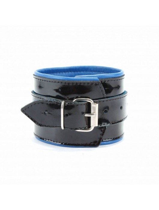 Чёрные лаковые наручники с синим подкладом - БДСМ Арсенал - купить с доставкой в Копейске