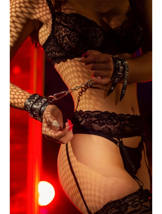 Черные кожаные наручники с двумя ремнями и красной подкладкой - Pecado - купить с доставкой в Копейске